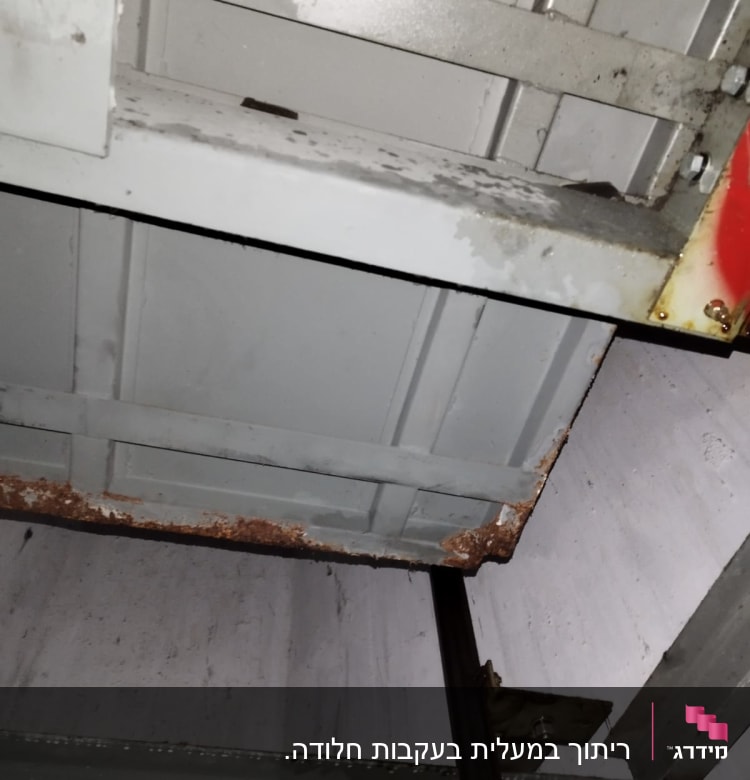 מסגרת מתכת חלודה עם ברגים וקורות תומכות